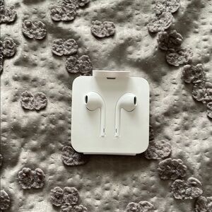 White Wired Apple Earbuds